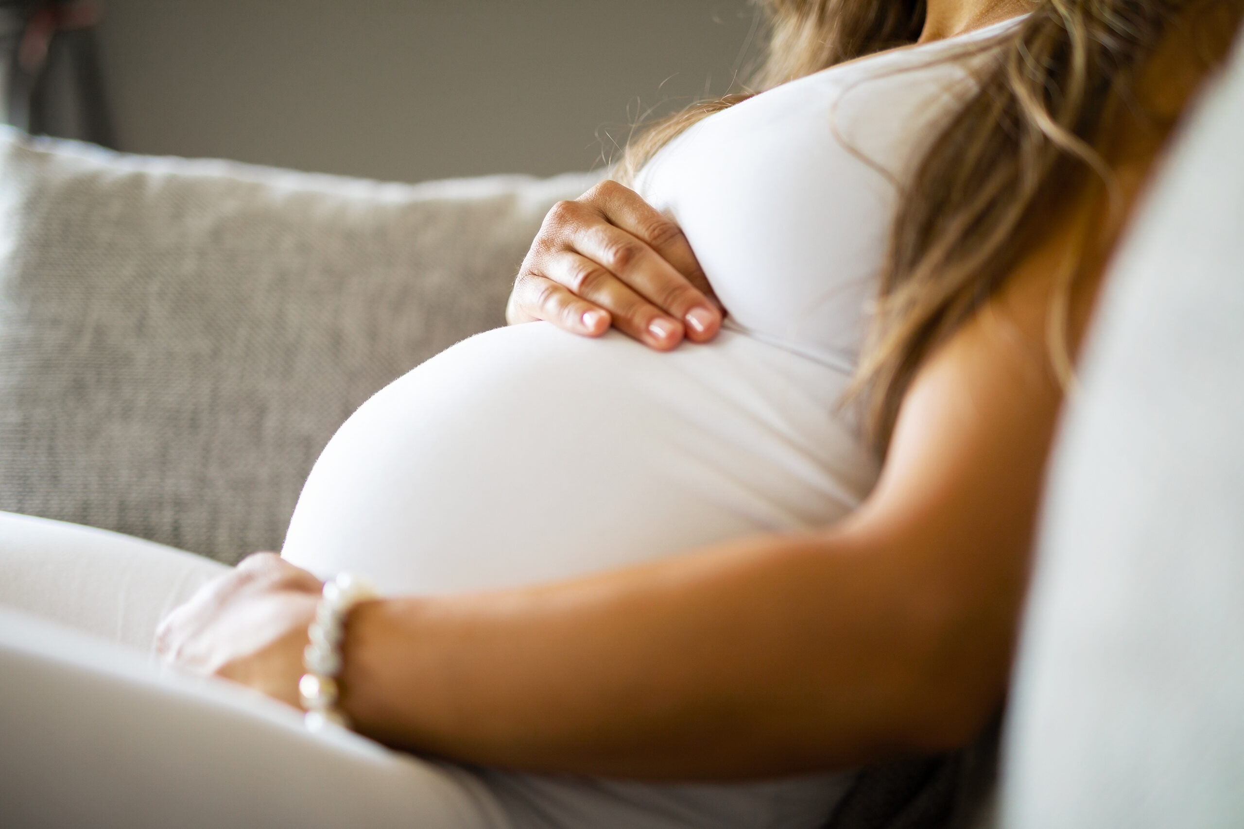 Mommy Makeover: Herstel het vertrouwen na de zwangerschap AdobeStock 212133864 scaled door Blooming Plastische Chirurgie