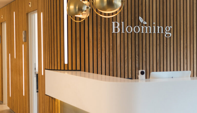 Vertrek van drs. Wouter van der Pot en drs. Kalam Ahmed per 1 januari 2026. Lees hier wat dit betekent voor onze cliënten en de continuïteit van onze zorg. Image Desk door Blooming Plastische Chirurgie